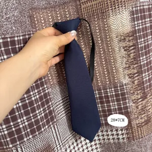 Corbata preatada de poliéster mate azul marino para niños con banda elástica 28x7cm