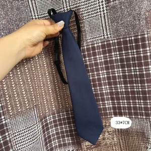 Corbata preatada azul marino lisa para niños con correa ajustable para uso formal diario.