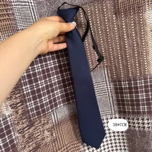 Corbata prehecha de poliéster azul marino para niños, detalle de corbata de color sólido.