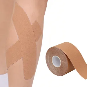 Cinta de kinesiología color carne para soporte muscular y vendaje deportivo elástico.