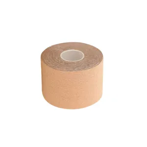 Detalle en primer plano de un rollo de cinta de kinesiología deportiva color carne para los músculos.