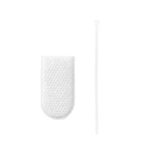 Vue détaillée de la poche filtrante blanche pour robinet et de son collier en plastique.