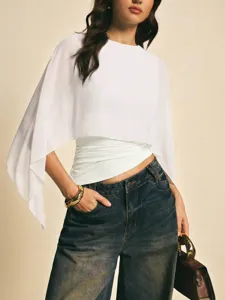 Detalles del elegante top blanco de mujer con mangas tipo capa y corte irregular de gasa fina.