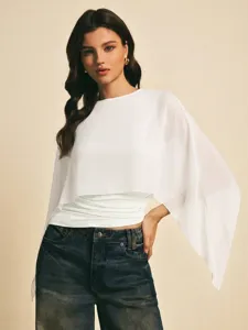 Vista detallada del elegante top de gasa blanca con mangas capa y dobladillo irregular.