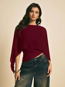 Vista detallada de blusa mujer de gasa con mangas capa y cuello redondo diseño elegante.