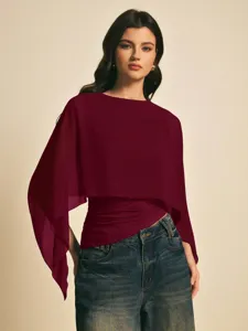 Vista detallada de la elegante blusa asimétrica con un diseño elegante de gasa fluida.