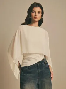 Detalles del elegante top de gasa irregular, destacando el diseño de cuello redondo.