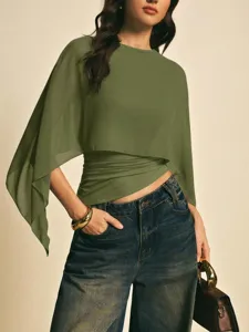 Blusa de gasa verde con mangas capa, cuello redondo y dobladillo asimétrico de verano.