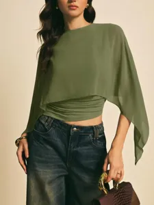 Vista detallada de la elegante blusa capa de gasa verde oliva con dobladillo asimétrico.