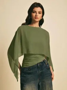 Vista detallada del elegante top verde de gasa con mangas poncho y dobladillo asimétrico.