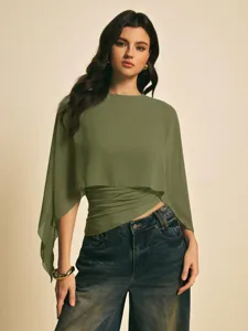 Primer plano de elegante blusa verde oliva de gasa con mangas capa y diseño asimétrico.