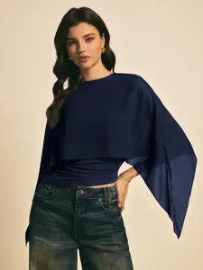 Blusa de gasa elegante con mangas tipo capa, detalle transpirable y moderno para verano.