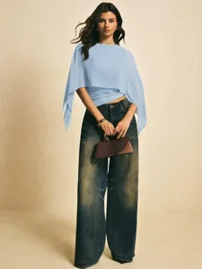 Verano mujer azul gasa capa manga blusa con vaqueros de pierna ancha vintage y bolso.