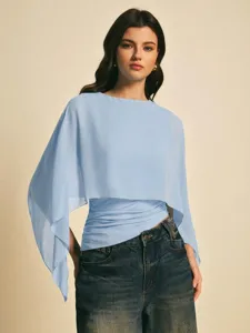 Detalles del elegante top de gasa azul claro con mangas de capa y cuello redondo cómodo.