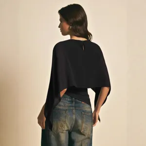 Elegante blusa de gasa con mangas tipo capa para mujer, top irregular de cuello redondo casual.