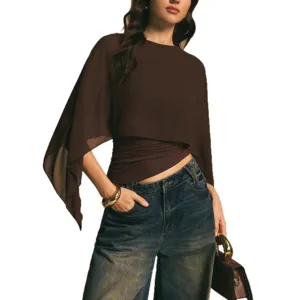 Elegante blusa marrón de mujer con mangas de capa, top de gasa de cuello redondo en verano.