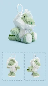 Simpatico ciondolo in peluche di alligatore verde con cuffia bianca, zaino giocattolo.