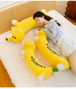 Vue détaillée du joli oreiller en peluche chien banane, tissu doux et design confortable.