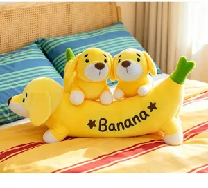 Détail de coussin peluche chien banane mignon, jouet en peluche doux pour dormir dans la chambre.