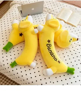 Vue détaillée du coussin peluche chien banane mignon dans la chambre, doux et amusant.