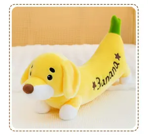 Gros plan détaillé du coussin en peluche chien banane créatif, corps de jouet doux au design jaune.