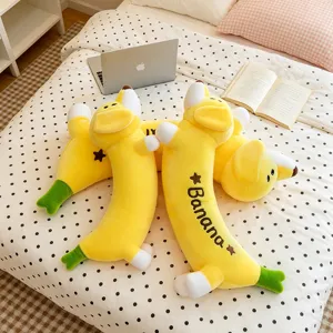Adorable oreiller en peluche de chien banane long jouet en peluche pour lit chambre détail.