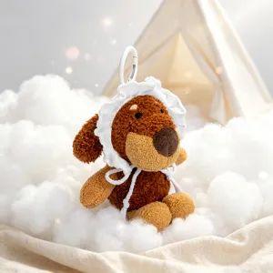 Simpatico ciondolo in peluche di bassotto con cappellino, morbido accessorio per zaino.