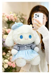 Niedliches Plüsch-Schaf-Spielzeug mit blauem Kleid und Baret, weiche Stoffpuppe als Geschenk.