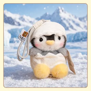 Lindo pingüino de peluche con cáscara de huevo llavero y colgante de mochila suave