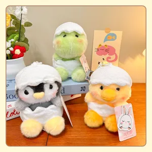 Adorable colgante de peluche con diseño de huevo y animales como pingüino, rana y pollito.