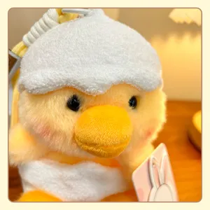 Vista detallada de peluche de pollito, suave sombrero de cáscara de huevo, lindo colgante.