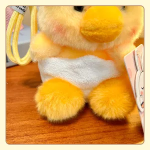 Lindo colgante de felpa de pollito amarillo muñeca esponjosa con cordón bolso escolar.