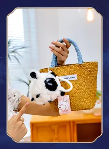 Lindo colgante de llavero de peluche suave combinado con bolso de mano de paja tejida.