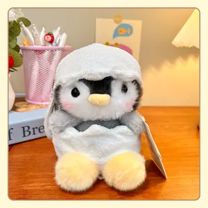 Primer plano detallado del tierno peluche de pingüino en diseño de cáscara con correa.