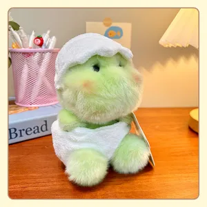 Primer plano detallado de un tierno colgante de peluche verde con toalla suave.