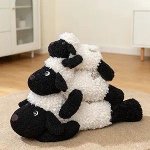 Schattig zwart hoofd wit lichaam schaap pluche speelgoed zacht knuffeldier metgezellenkussen