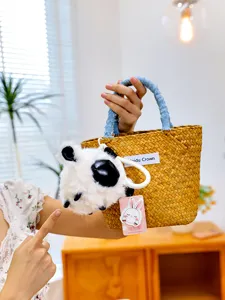 Lindo llavero colgante de peluche animal con bolsa de paja, vista detallada del producto.
