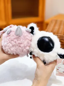 Lindo juego de llaveros de peluche, unicornio rosa suave y colgante de animal blanco.