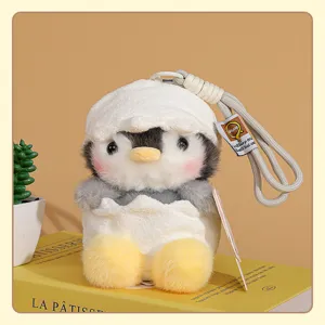 Adorable peluche pingüino en cáscara de huevo llavero, suave accesorio colgante de bolso.