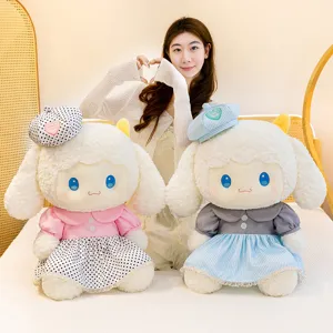 Süße Pärchen Schaf Plüschtiere mit Kleid und Baret, weiche Kuscheltiere als Geschenk.