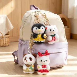 Niedliche Tier Plüsch Schlüsselanhänger Set mit Rucksack, Pinguin und Panda Anhänger.