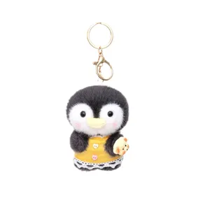 Süßer Plüsch Pinguin Schlüsselanhänger Stofftier Taschenanhänger mit gelbem Kleid Ring.