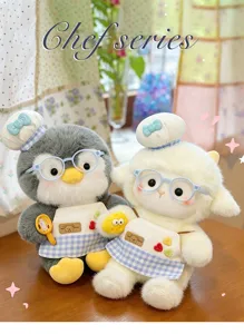 Vue détaillée de jolies peluches pingouin et mouton portant des lunettes et tabliers.