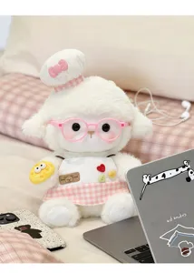Adorable peluche agneau avec lunettes et toque de chef, poupée douce pour cadeau d'enfant.