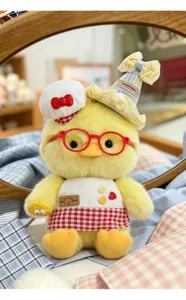 Jolie poupée en peluche canard jaune avec lunettes, toque de chef et tablier pour cadeau.