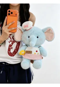 Mignonne peluche éléphant bleu avec chapeau et tablier, poupée en peluche douce pour cadeau de fille.