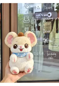 Primer plano de un tierno peluche de ratón suave con bufanda azul de estrellas y castaña.