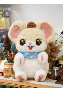Detalle de peluche de ratón castaña dulce, suave cojín de peluche lindo para regalo de niños.