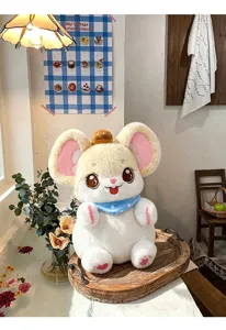 Vista detallada del tierno ratón de peluche con castaña y bufanda estrellada en la habitación.