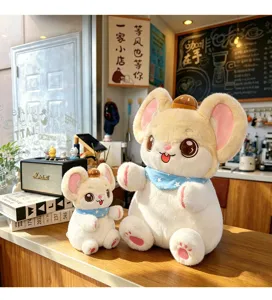 Vista detallada del adorable peluche en un café acogedor, muñeca suave y abrazable para regalar.